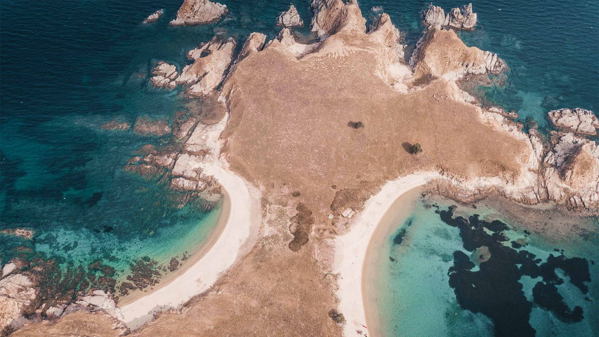 Drenia is a complex of little islets, about 2 miles away from the mainland and east of Ammouliani island