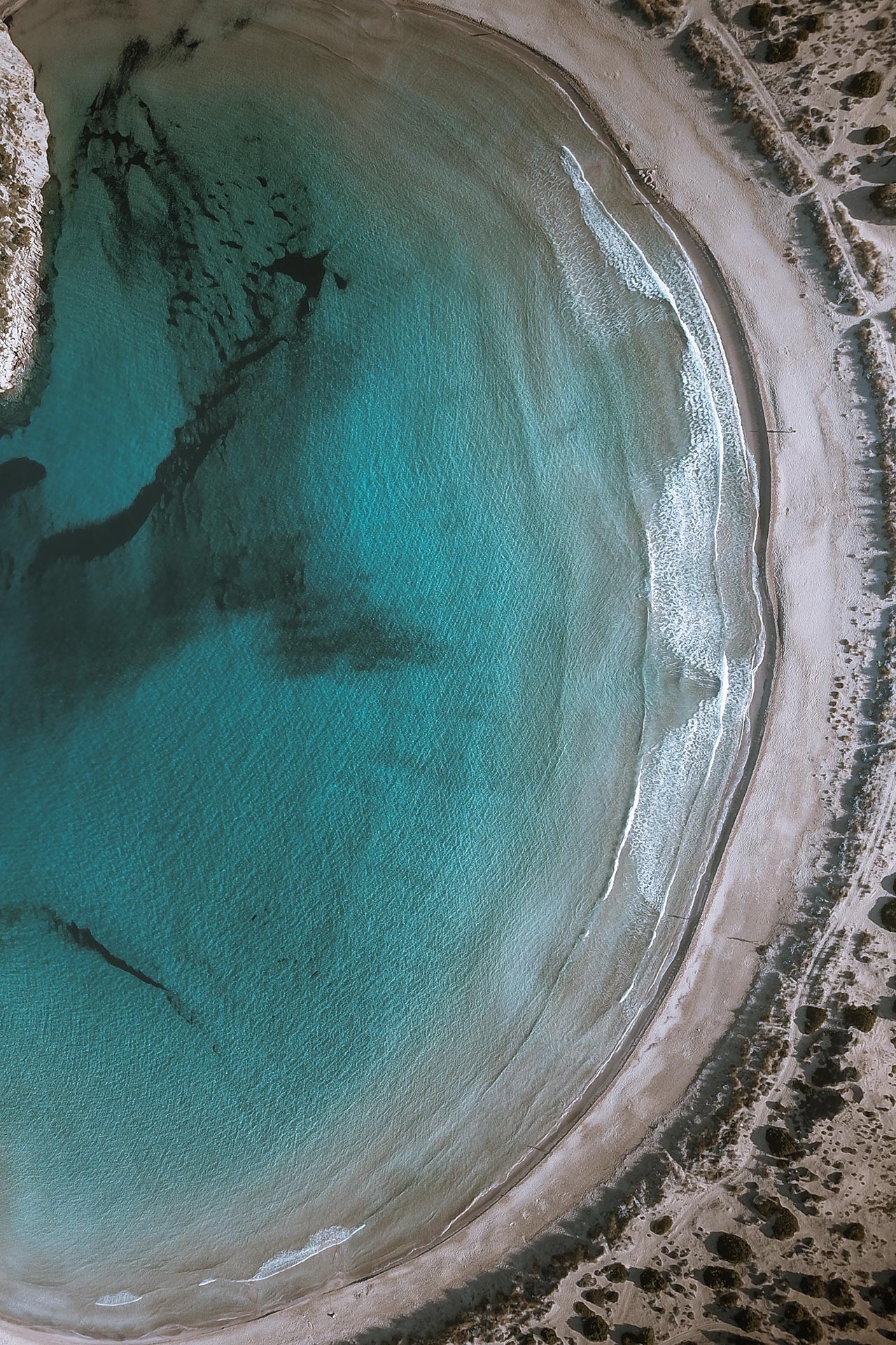 Η παραλία της Βοϊδοκοιλιάς στη Μεσσηνία που εντυπωσιάζει με το ημικυκλικό της σχήμα, τη χρυσή άμμο και την γαλαζοπράσινη θάλασσα 