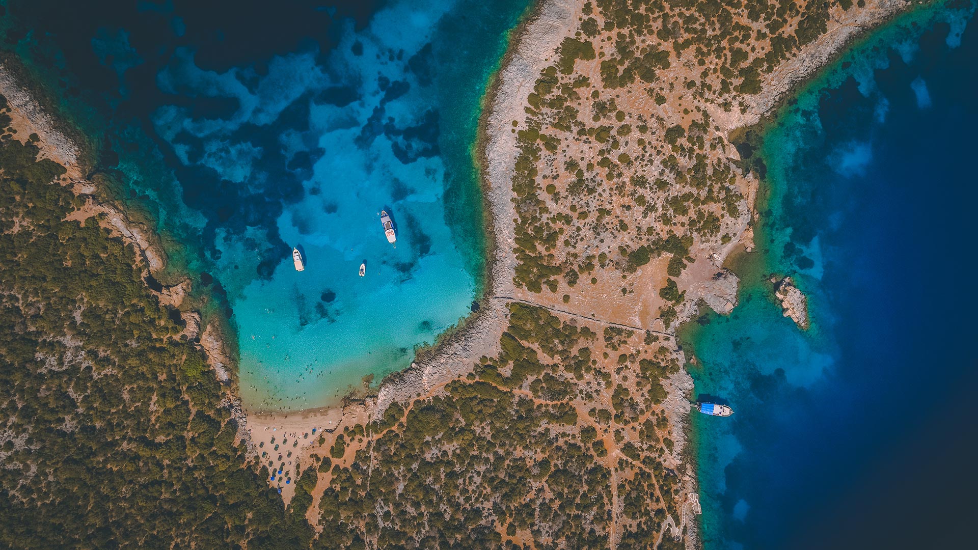 The main beach, Psalida, is a sheltered bay of 50m of fine white sand and tranquil sea, with a small number of umbrellas and virtually not
