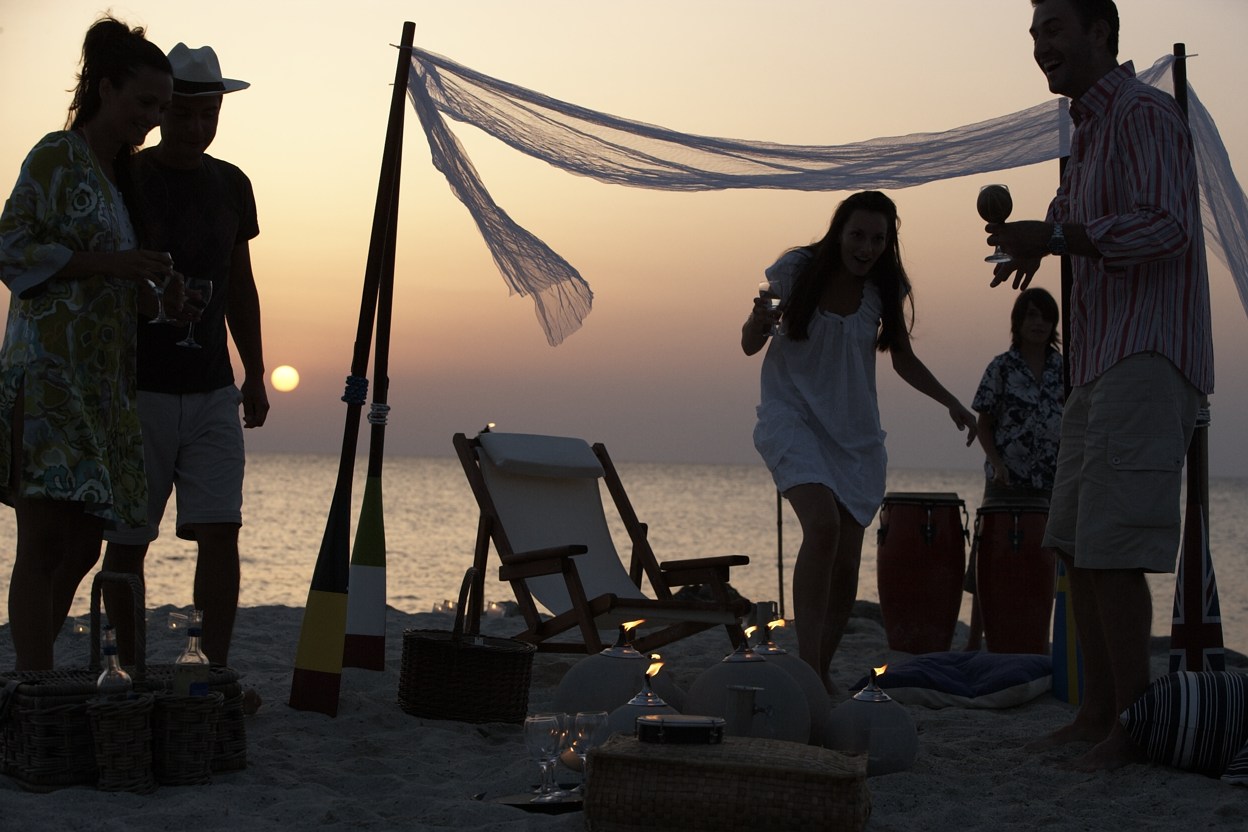 Gruppo di amici che vanno in giro sulla spiaggia