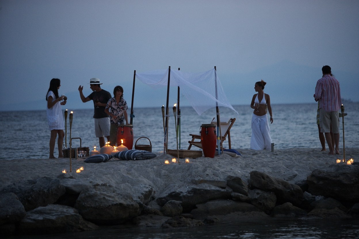 Gruppo di amici che vanno in giro sulla spiaggia