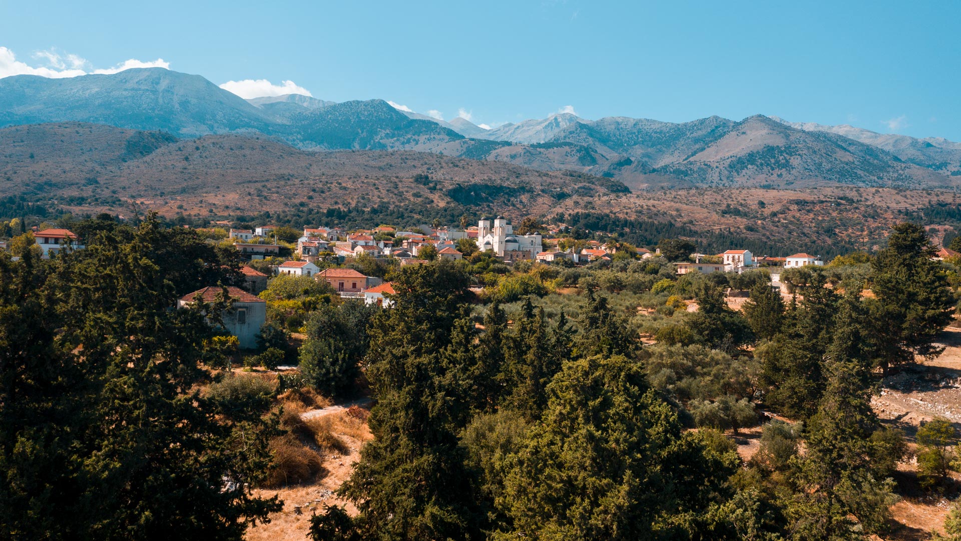 Built on the foothills of the White Mountains, at an altitude of 220m, Fres is surrounded by olives groves and vineyards