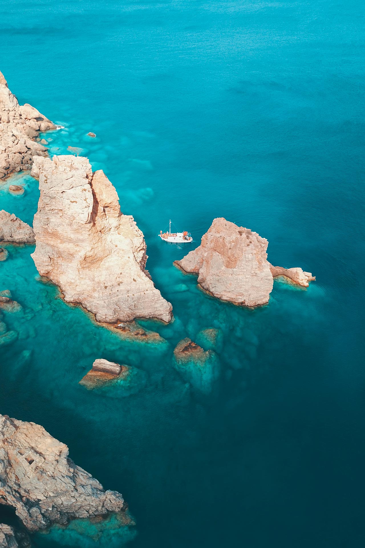 Saria is characterized by steep cliffs, stone withdrawl and rocky coasts