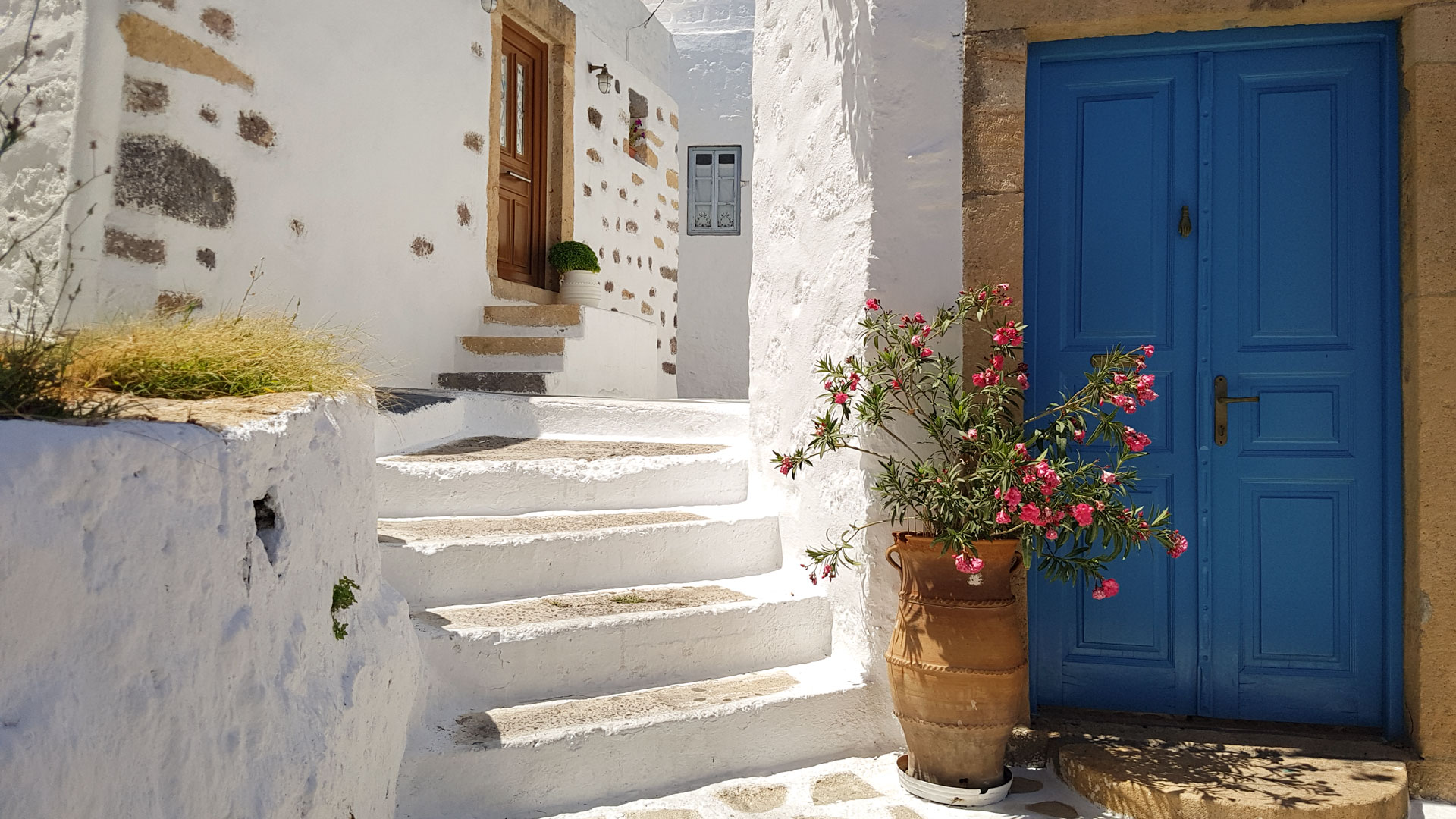 Stroll along the maze of alleyways, past dazzlingly white and mostly immaculately maintained houses