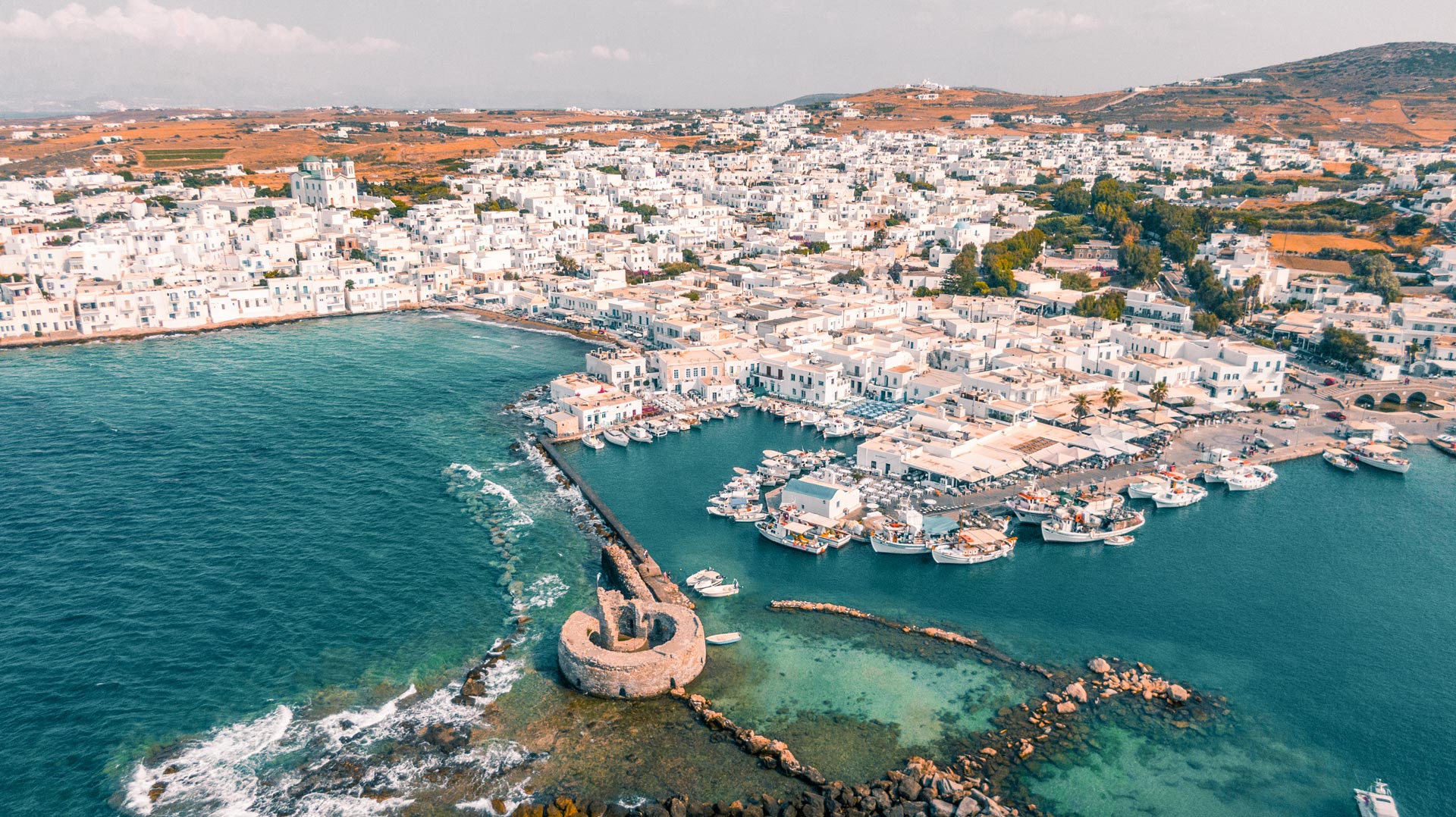 Strolling through the port of Naoussa, you’re instantly struck by the remnants of the Venetian Castle (Kastelli)
