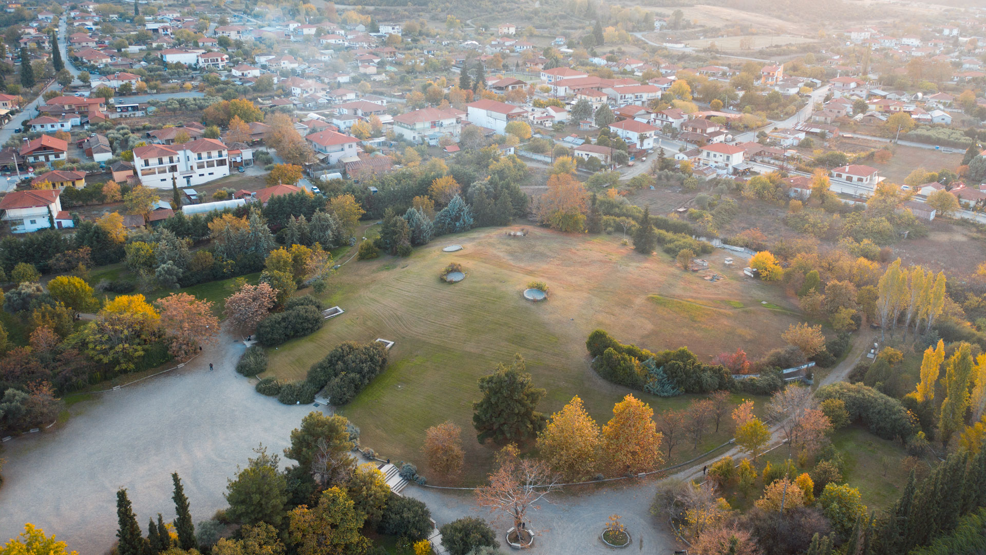 The royal tombs are presented within a grass covered mound, mimicking the original burial tumulus