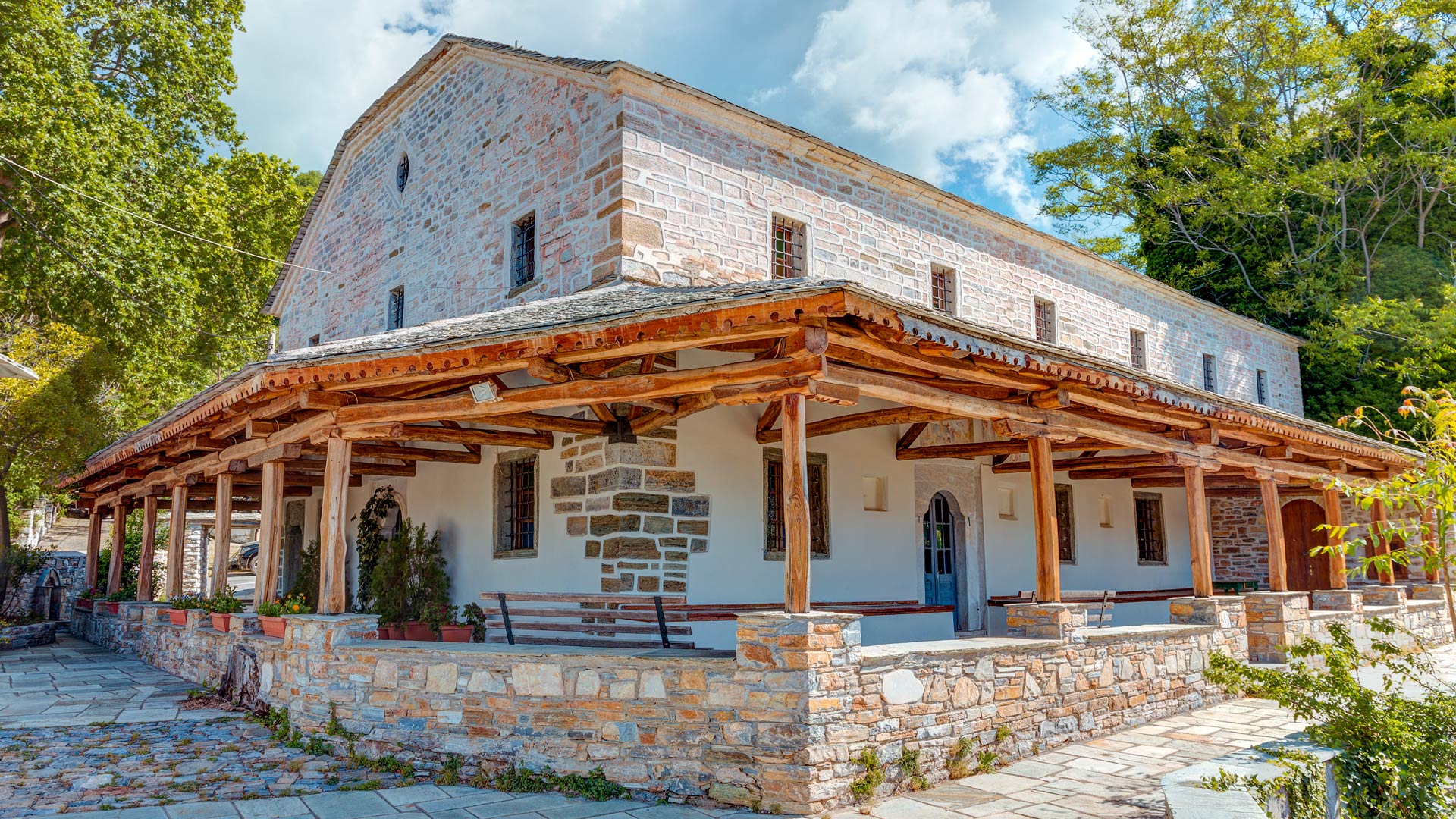 Vyzitsa is one of the highlights of Pelion, with cobblestone streets, slate-roofed mansion houses and a village square with a centuries-old plane tree