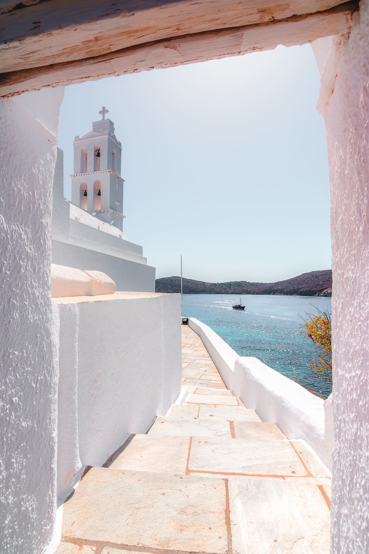 As you head into the alleyways of Hora, you’ll be swept into a classic Cycladic aura of whitewashed Instagrammability