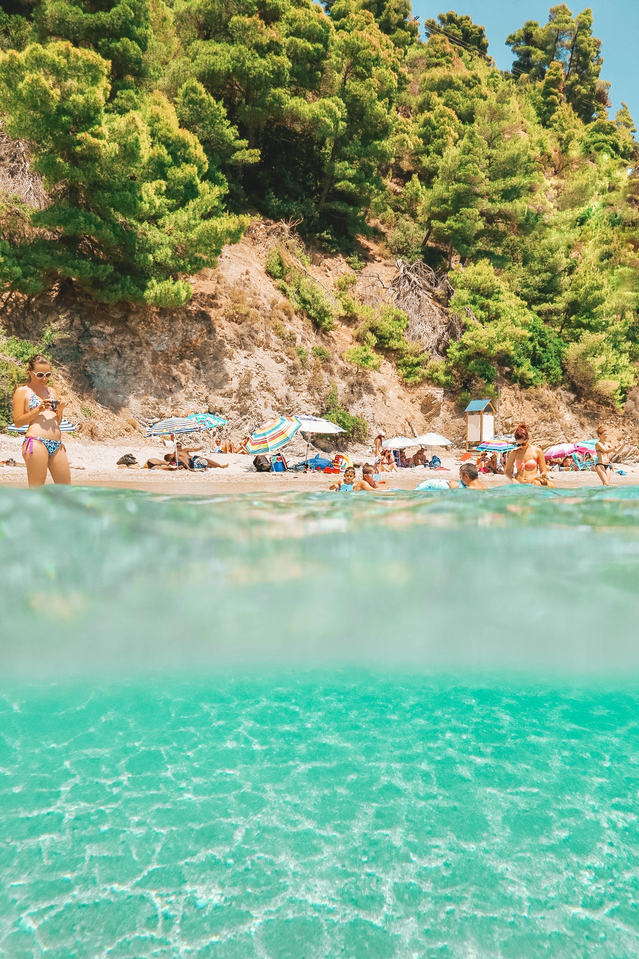 Ein Tag am Strand von Panormos, wo Sie das Beste von Skopelos genießen können