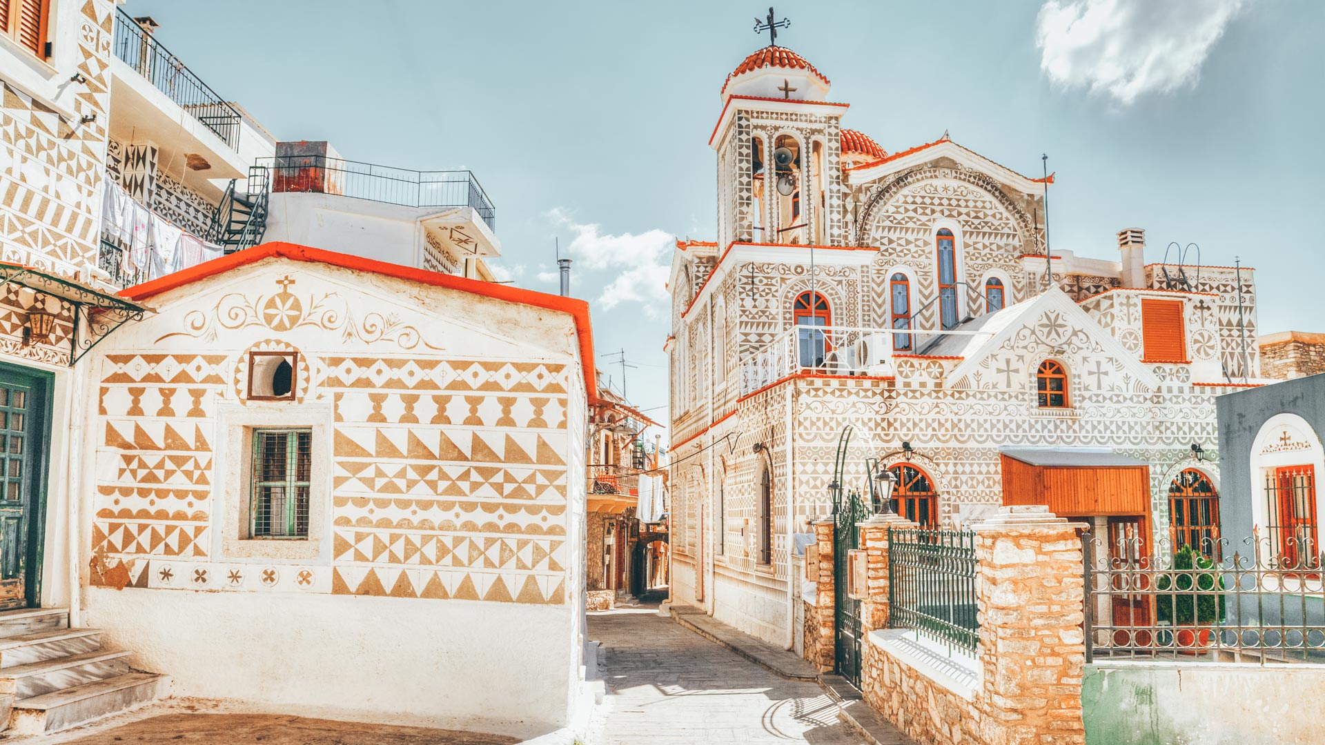 Το Πυργί είναι το μεγαλύτερο μεσαιωνικό χωριό της Χίου. Είναι διάσημο για τα σχέδια και τις τοιχογραφίες των σπιτιών του, γνωστά με την ονομασία «ξυστά». 