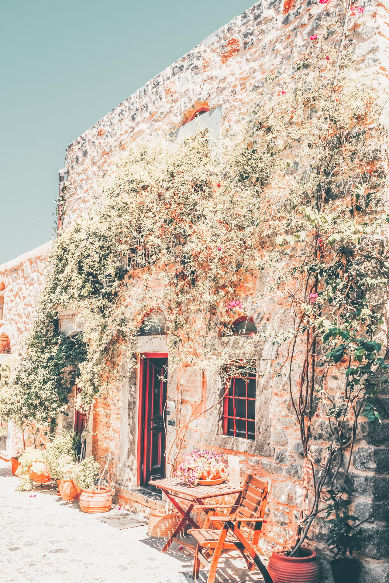 The furthest south of the medieval villages, Mesta is another whose architecture reflects both the riches and defensive needs of mastic production