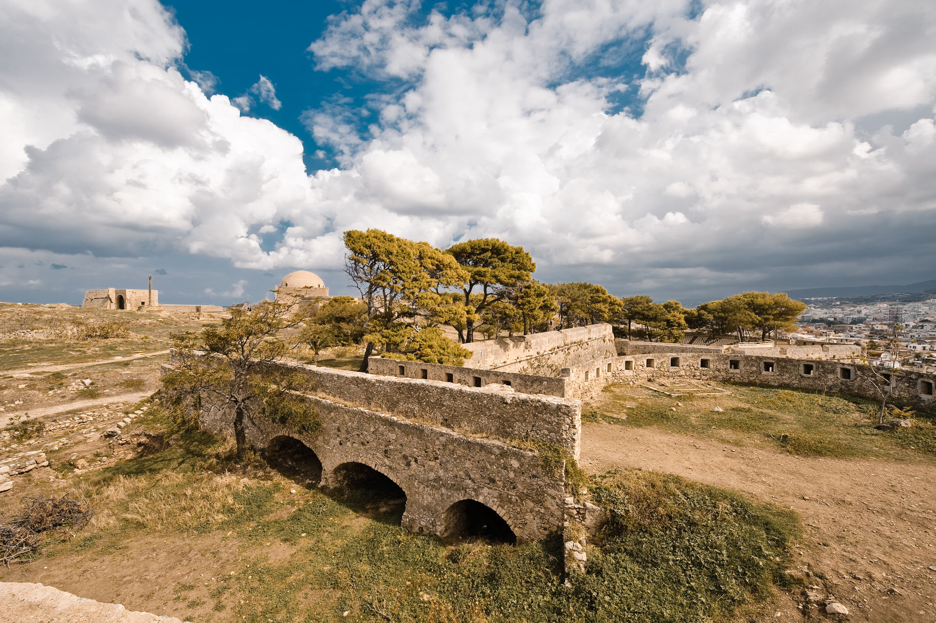 The harbour is also the location of Rethymno’s much-photographed 17th century Fortezza