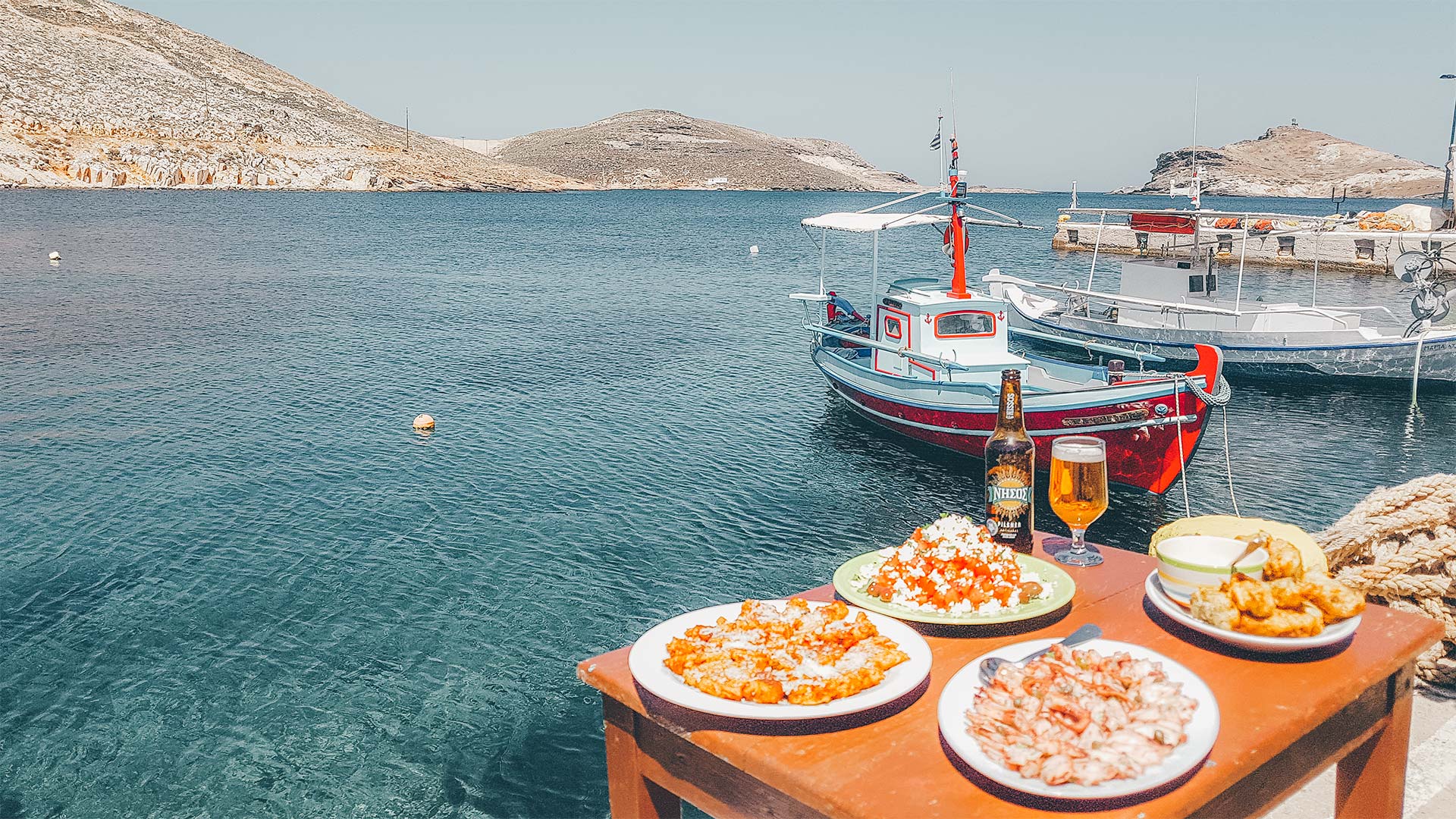  Στα χωριά Πάνορμος (δυτικά) και Υστέρνια (ανατολικά) μπορείς να δειπνήσεις σε ειδυλλιακές παραθαλλάσιες ψαροταβέρνες. 