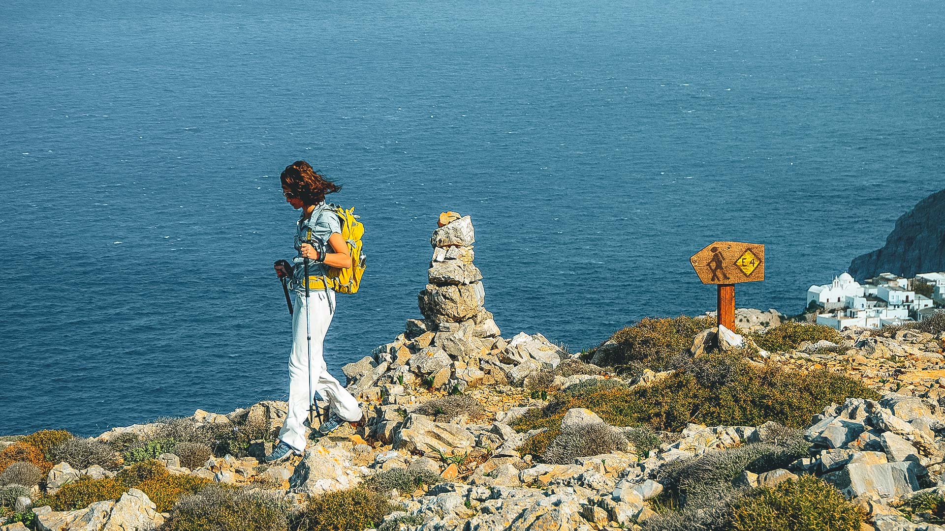 With clifftop views to the sea, the hiking paths of Folegandros are the ideal way to discover a deeply authentic island in the Cyclades-Folegandros