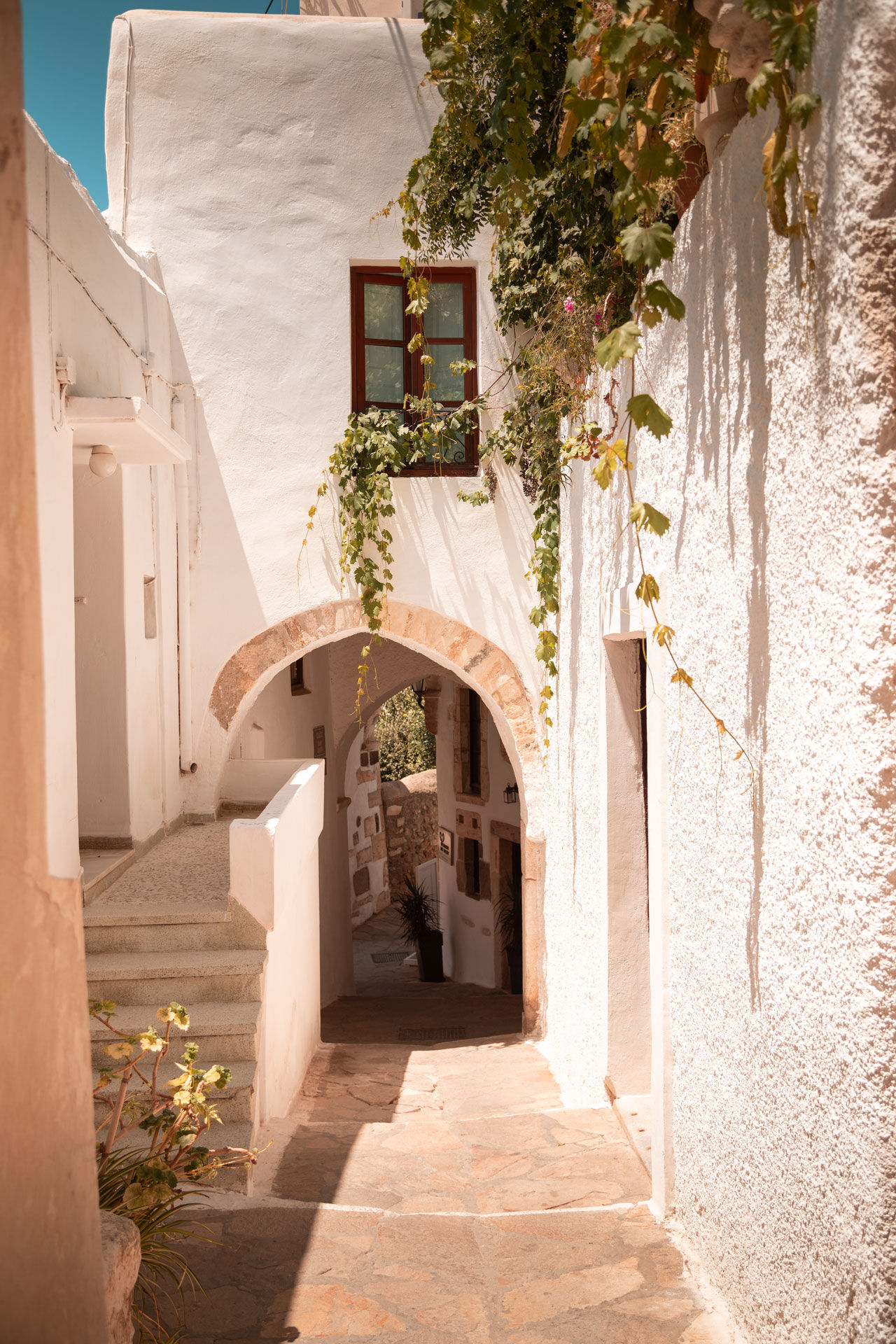 You’ll particularly enjoy how Venetian and Catholic elements merge into classic Cycladic architecture and colours as the neighbourhood expands beyond the castle
