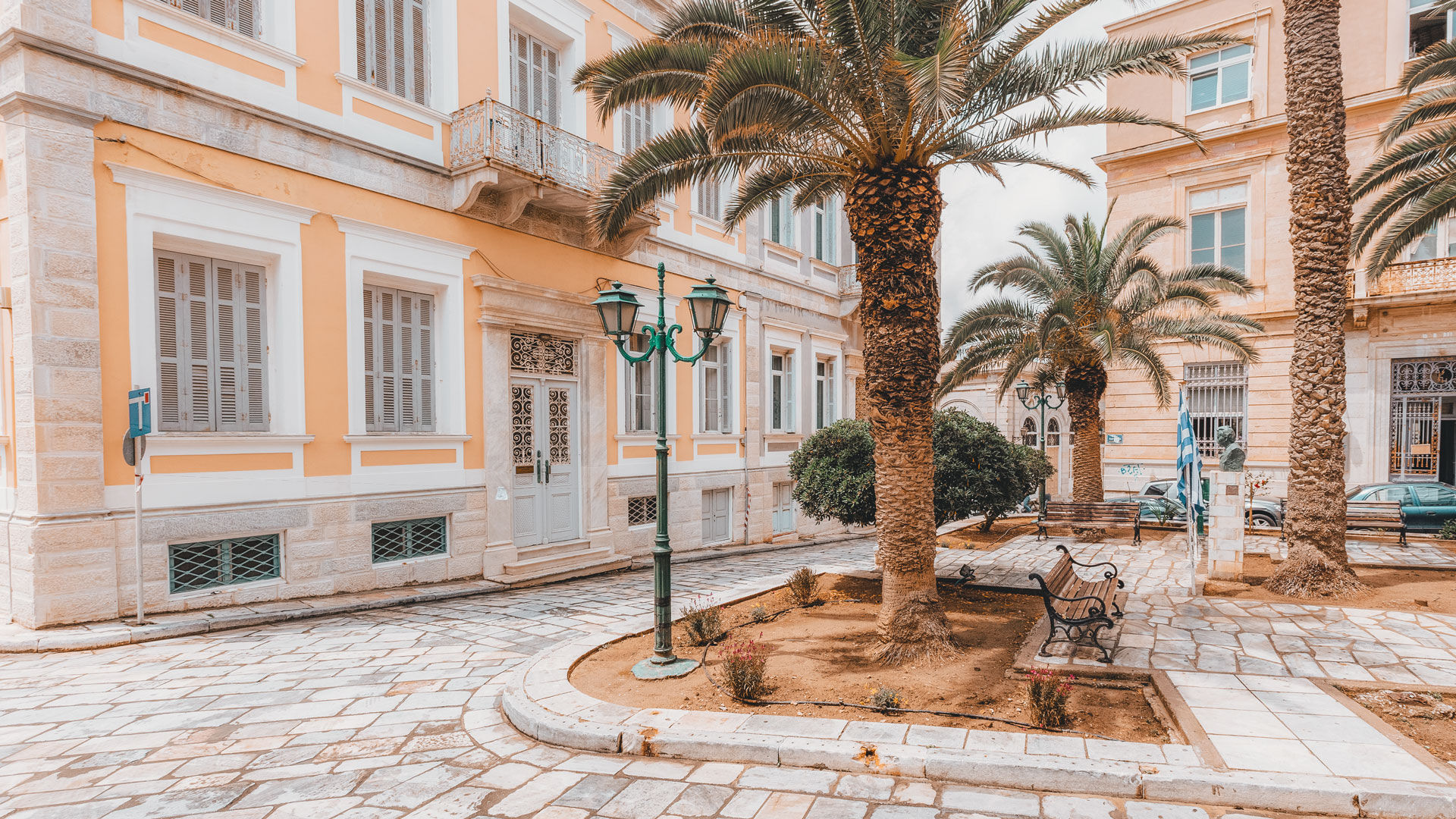 Discover a town unlike any other in the Cyclades, whose commercial and artistic flourishing in the 1800s