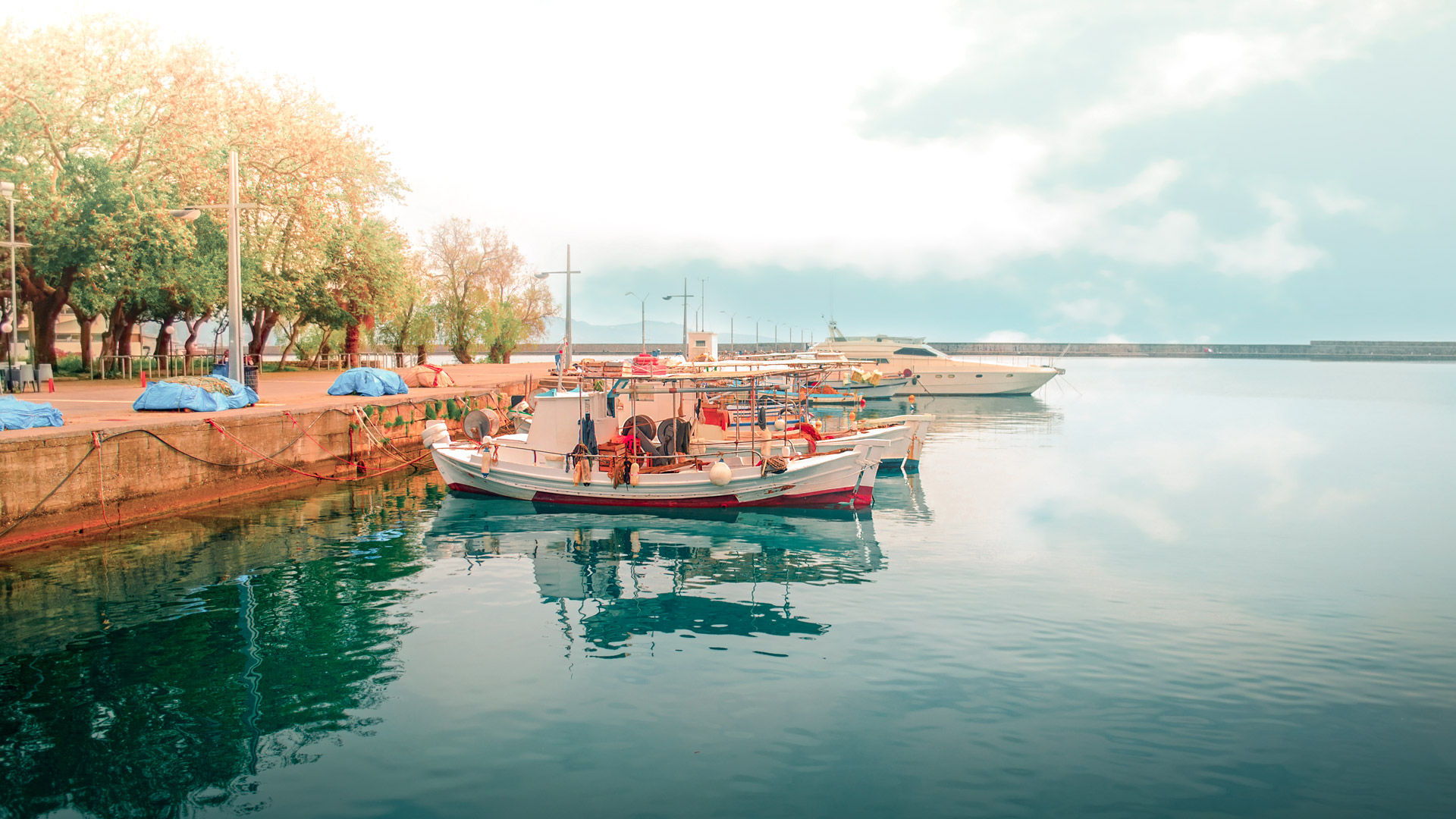 Starting at the marina, with its collection of sailing boats, Kalamata’s famous waterfront