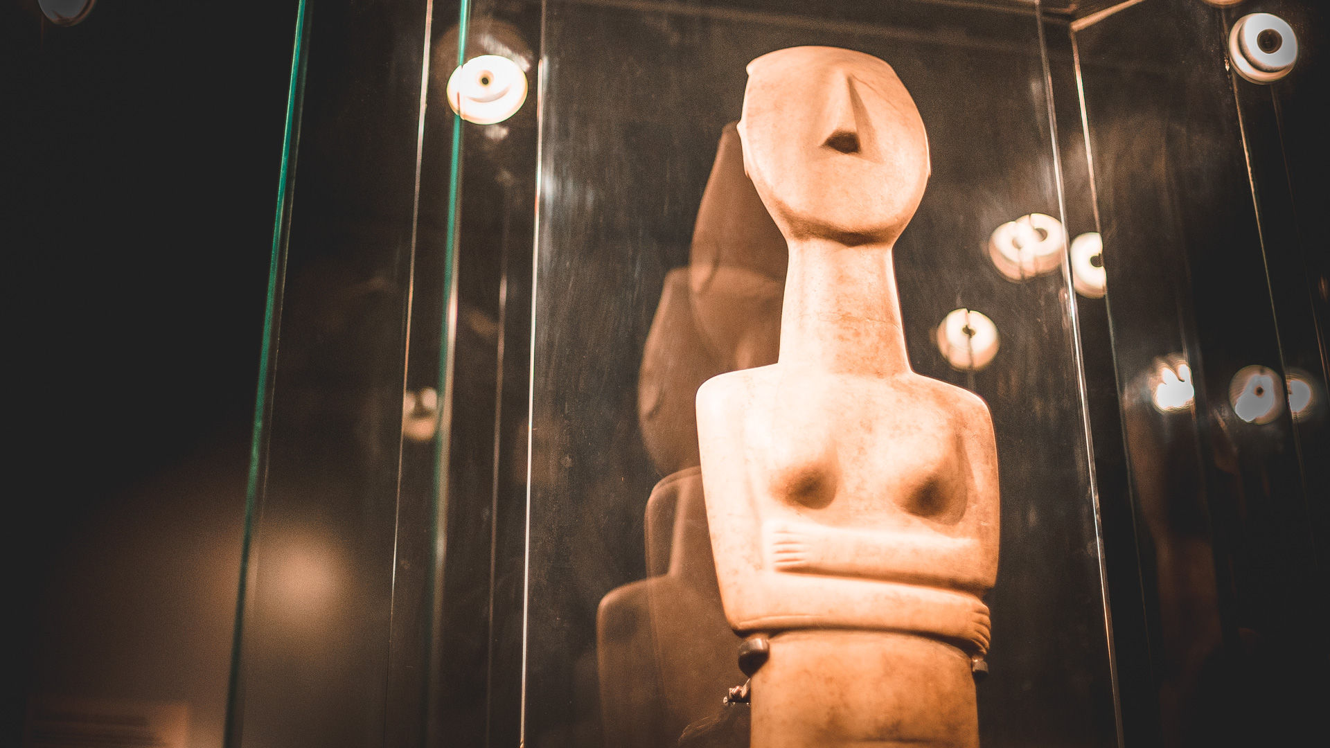 The Early Cycladic Period gave us the famous figurines of men and woman, and sometimes just faces, notable for the beauty of their lines and luminosity of the marble