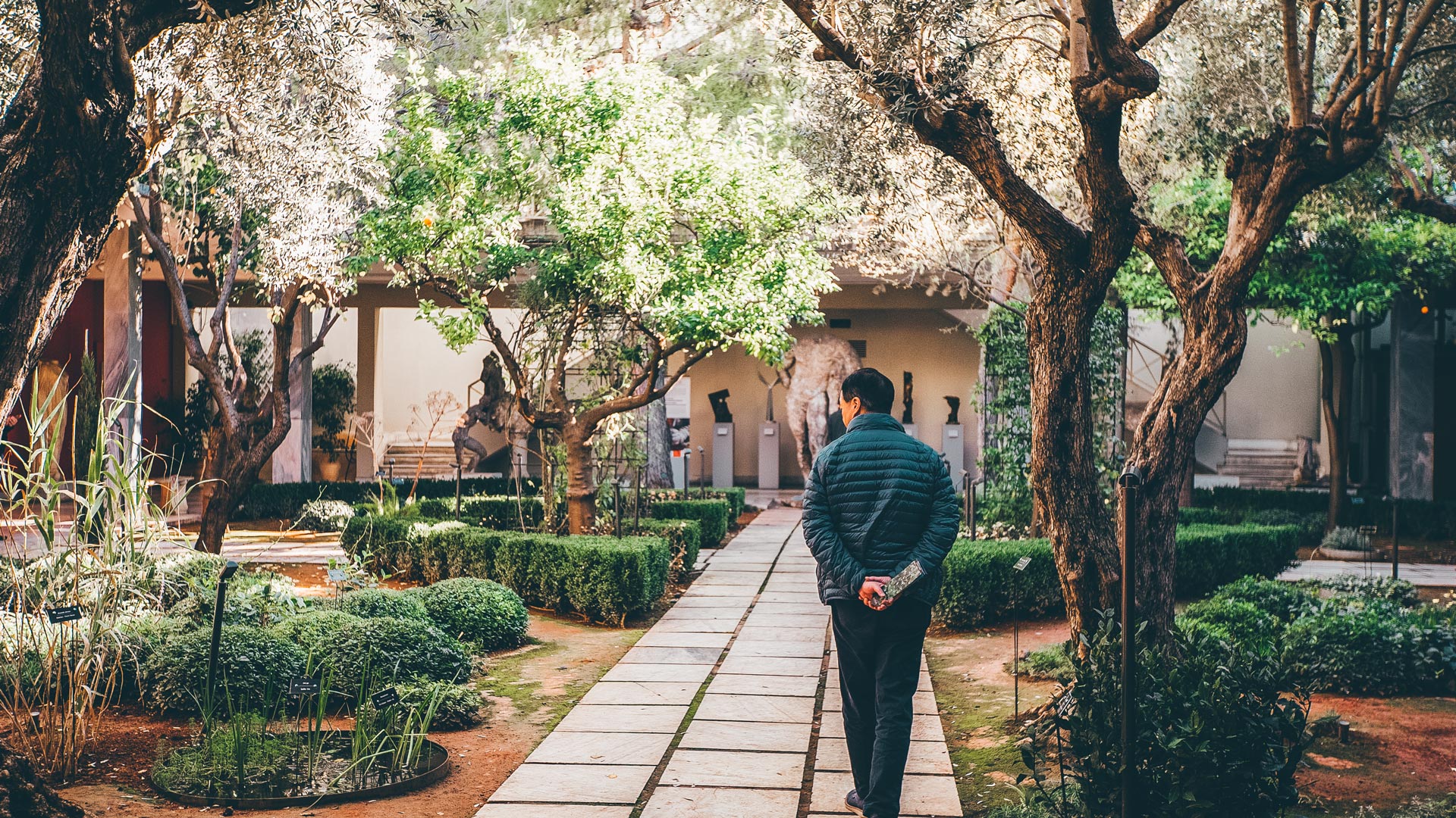 There’s a wonderful garden-patio cafe that is decorated with hundreds of plants