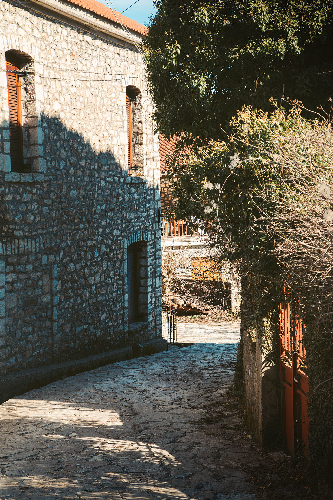 Old and New Small Village are located on either side of the Karpenisiotis River and they ooze quaintness