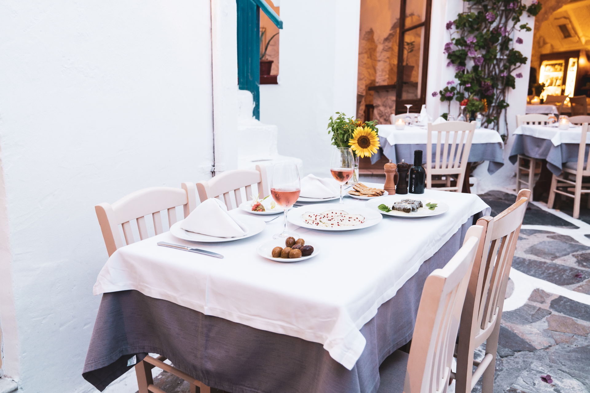 Strolling in Hora you will find plenty dining options for every taste.