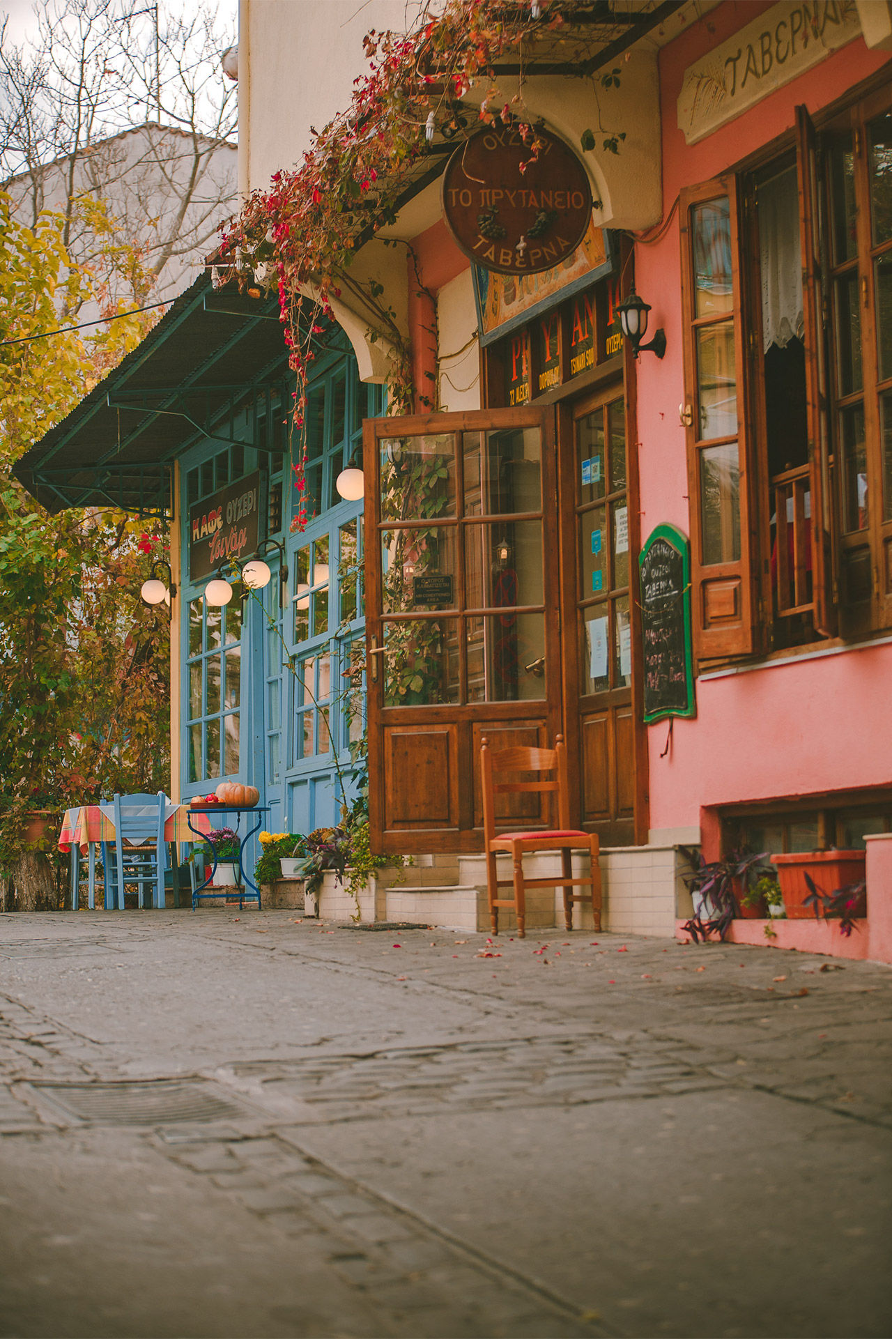 Taste all the delicacies in the traditional cafes and tavernas of the Tsinari neighbourhood