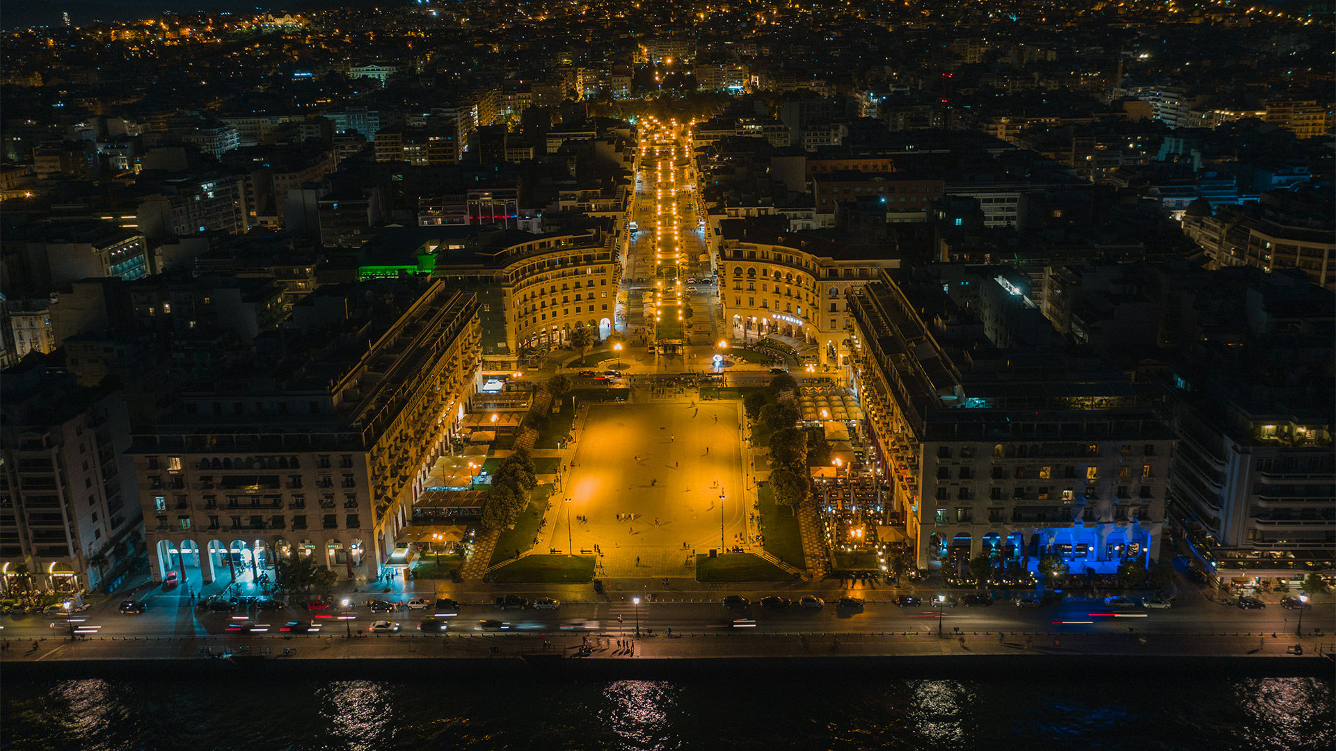 You can’t come to Thessaloniki without strolling along the waterfront, Aristotelous spuare and the White Tower by night