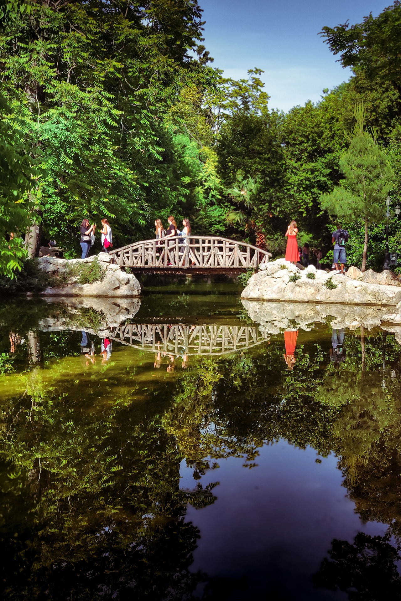 In the National Garden you will find ponds and wooden bridges