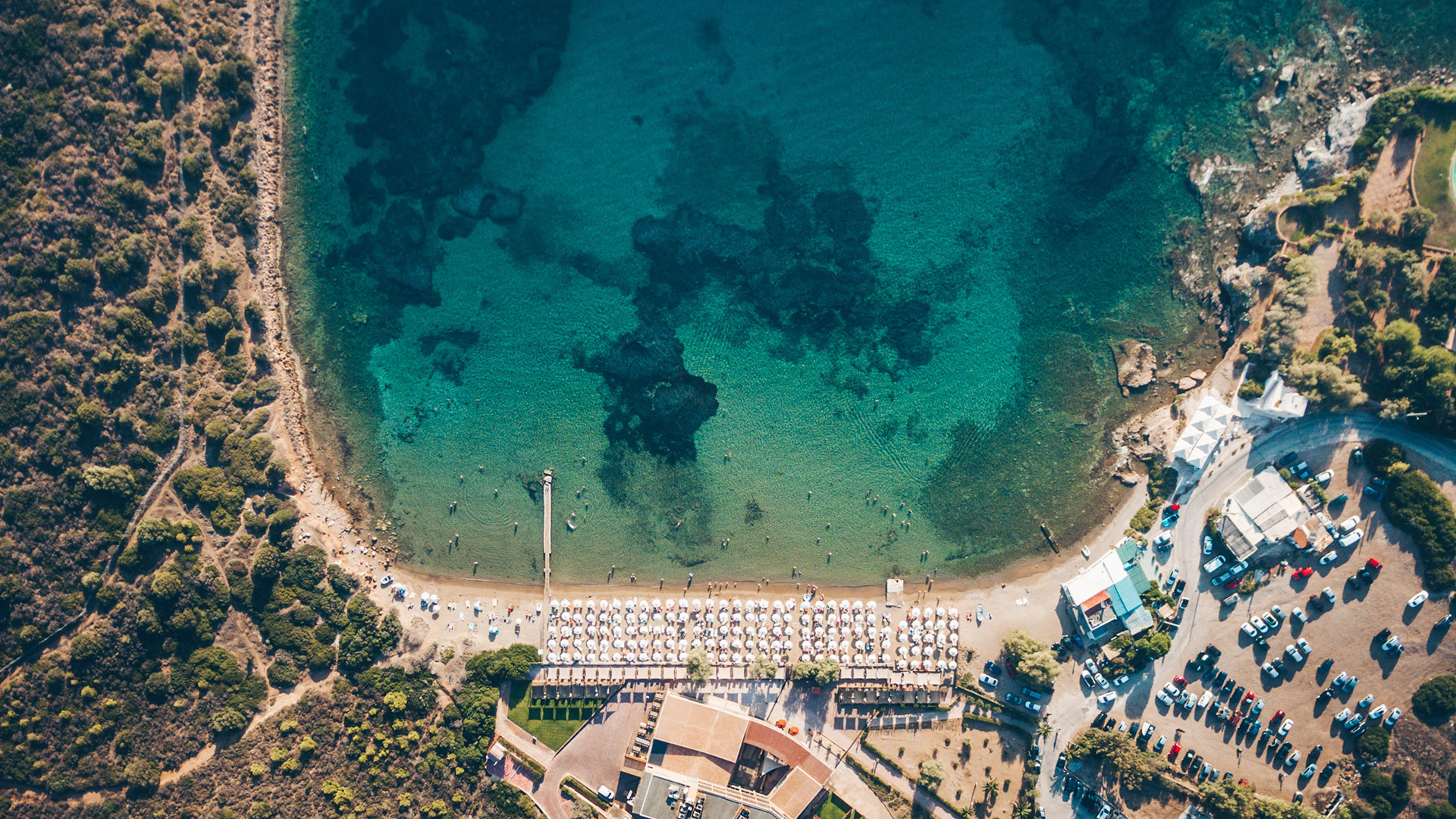 The beach at Sounion is well-organised, with facilities such as umbrellas and sunbeds, a beach bar and showers that make it perfect for families