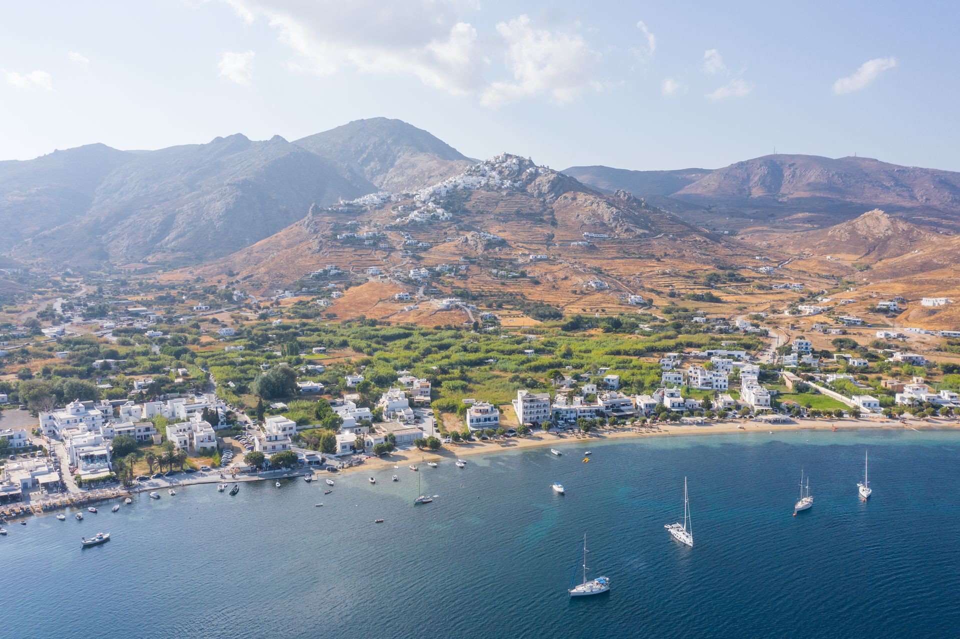 Livadakia beach, situated less than 500m from the port of Serifos, with golden sand and plenty of trees