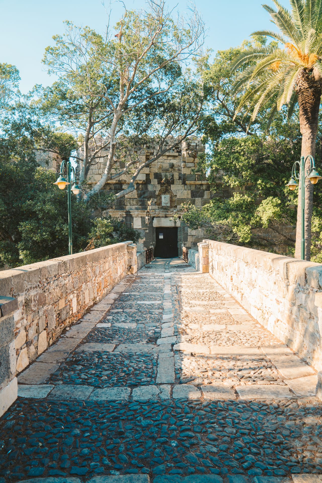Neratzia castle consists of two precincts divided by a moat and drawbridge
