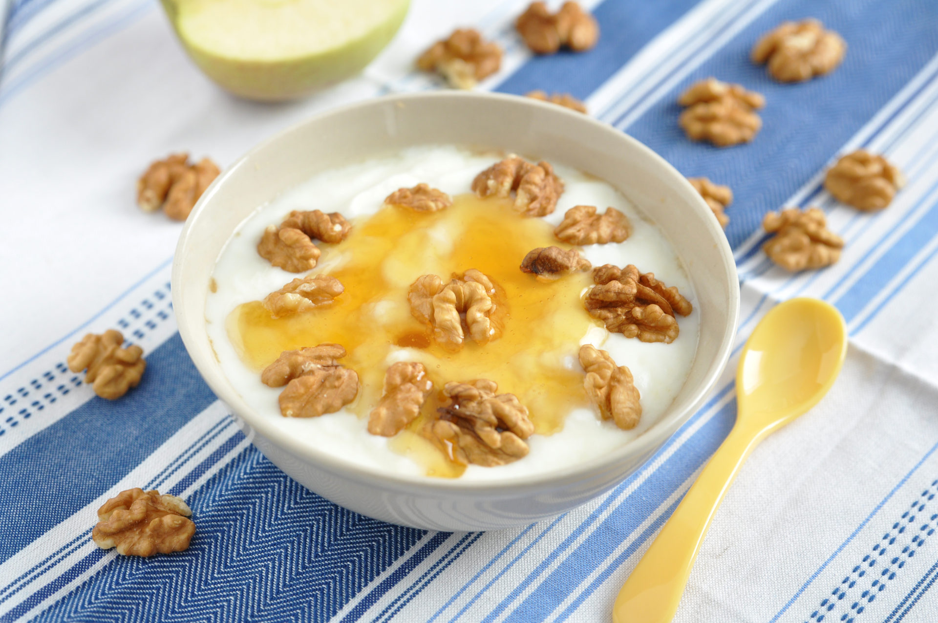 Greek yoghurt with honey and walnuts