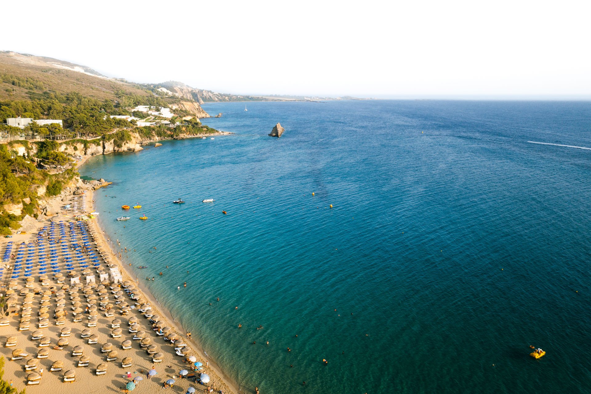 Makris Gialos and its adjacent beach, Platis Gialos