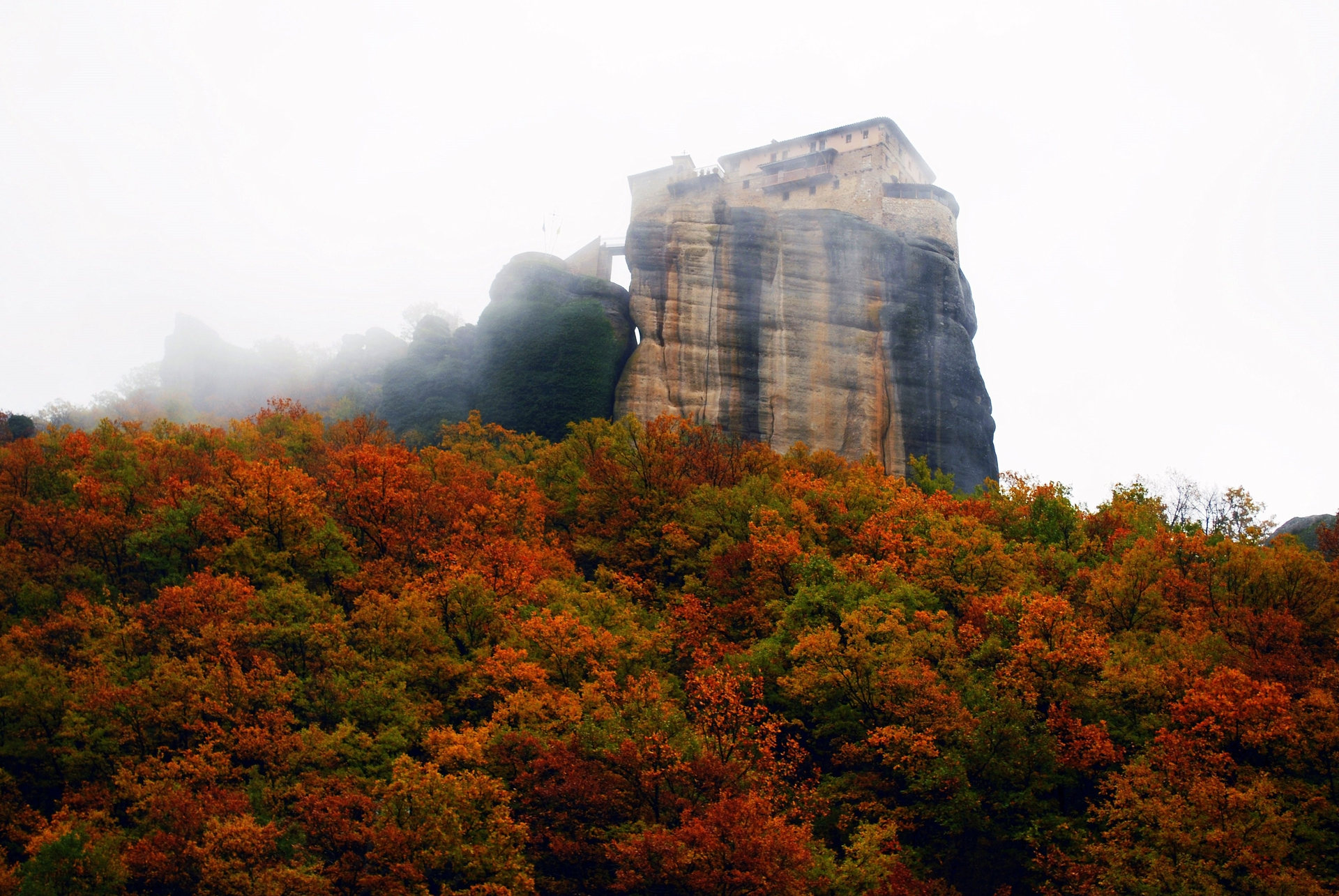 Autmn mist in Meteora
