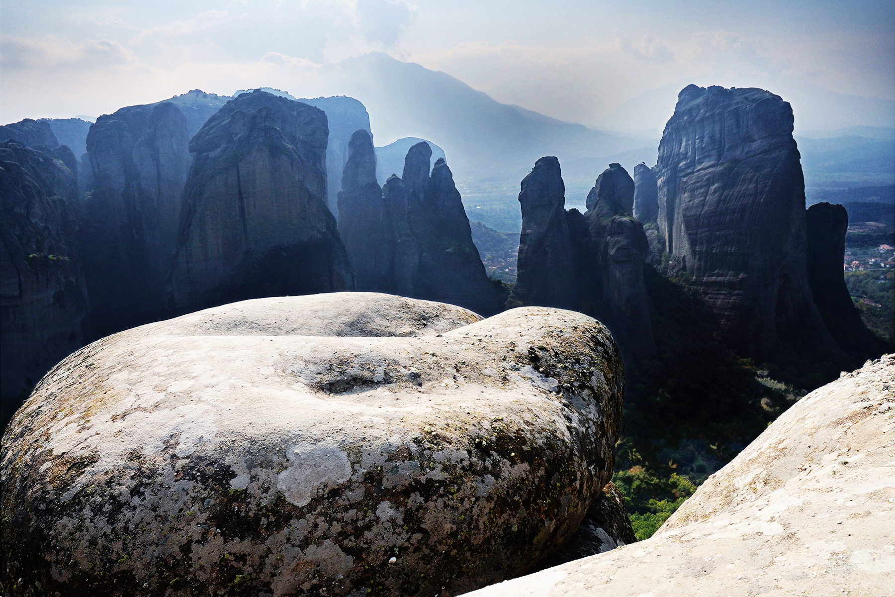 Panoramablick auf die Meteora-Klöster von den Bergen