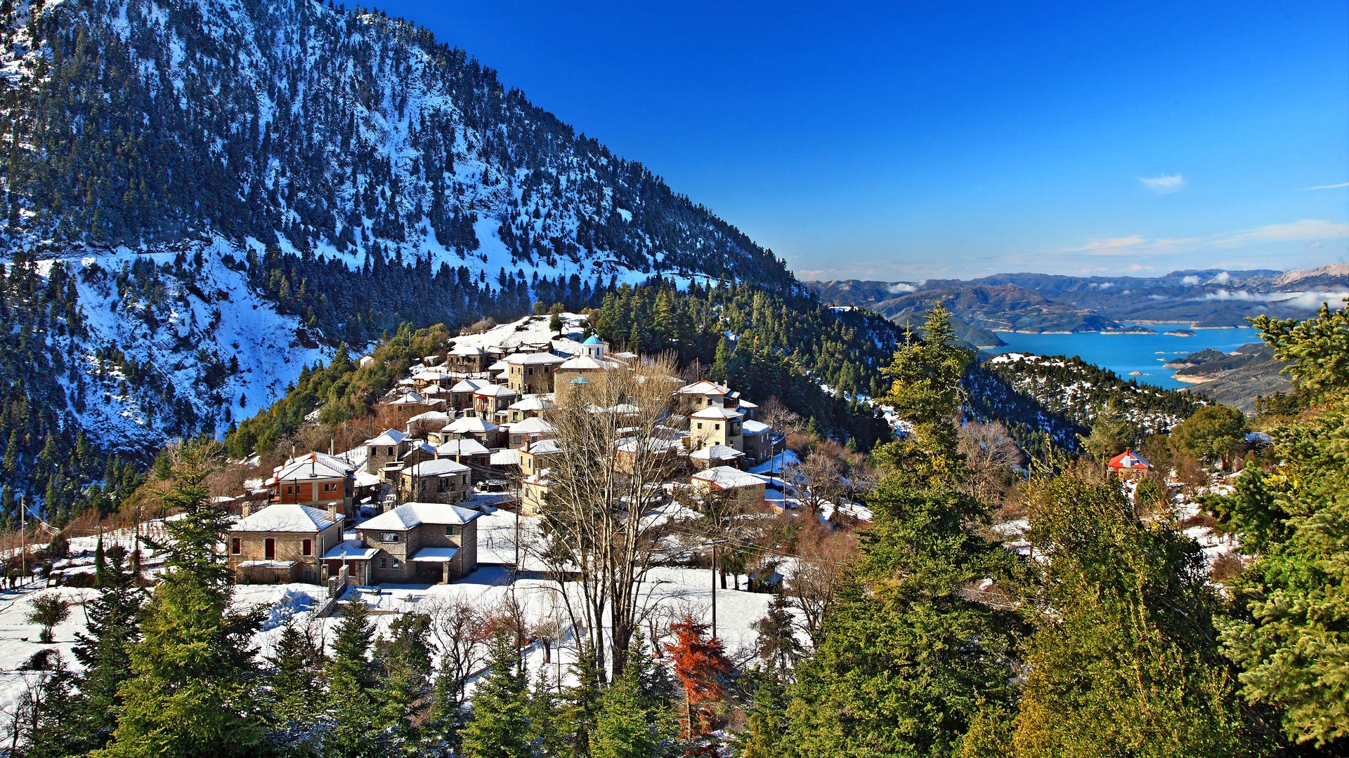 Picturesque Fidakia village near Karpenisi. In the background Kremasta lake