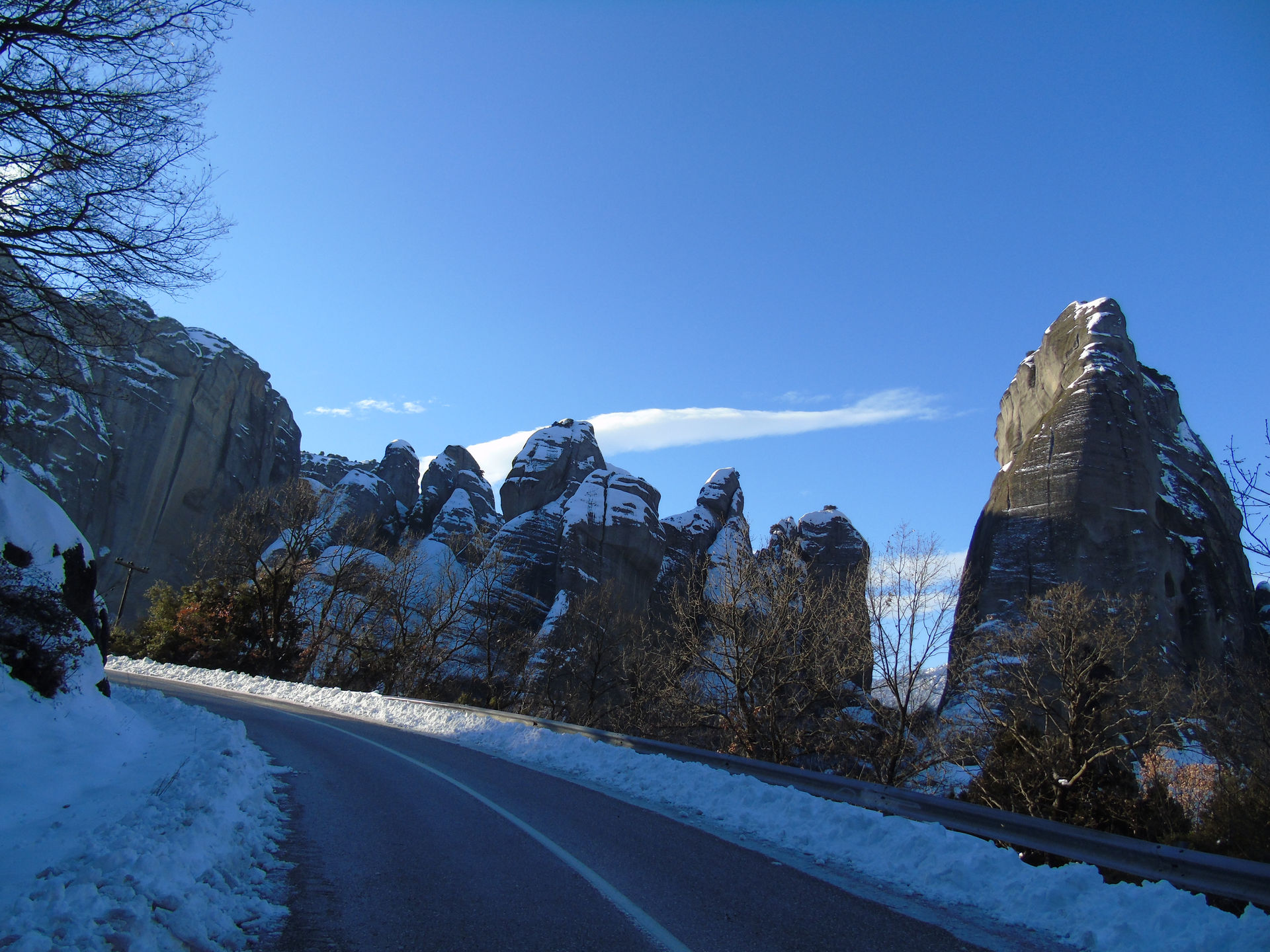 Snow on the road to Meteora