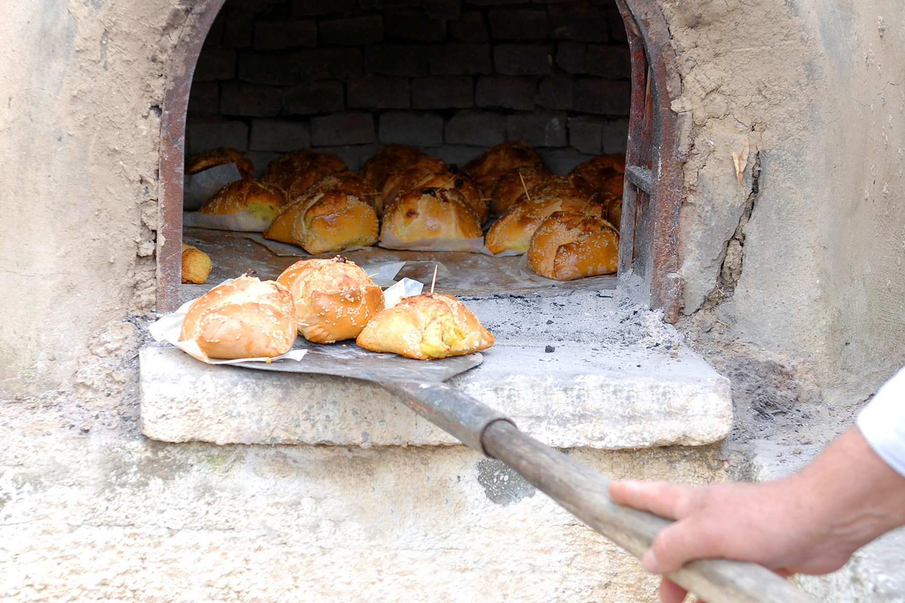 Traditionelles österliches Brot mit beigemengtem Käse
