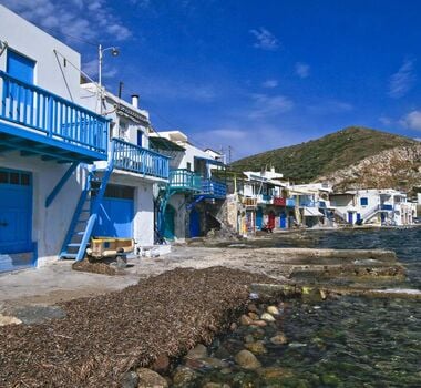 Μικρή Βενετία - πολύχρωμο χωριουδάκι της Μήλου πάνω από το νερό
