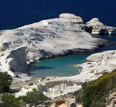θεαματικές πειρατικές σπηλιές της Μήλου