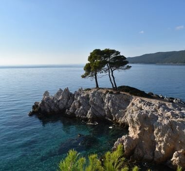 apo-skopelo-h-apoliti-kroyaziera-stin-skopelo-me-empeiria-mamma-mia-logo