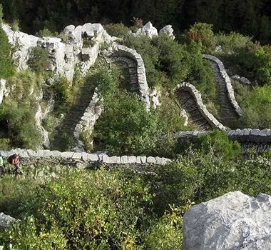 hiking-vradeto-steps-logo