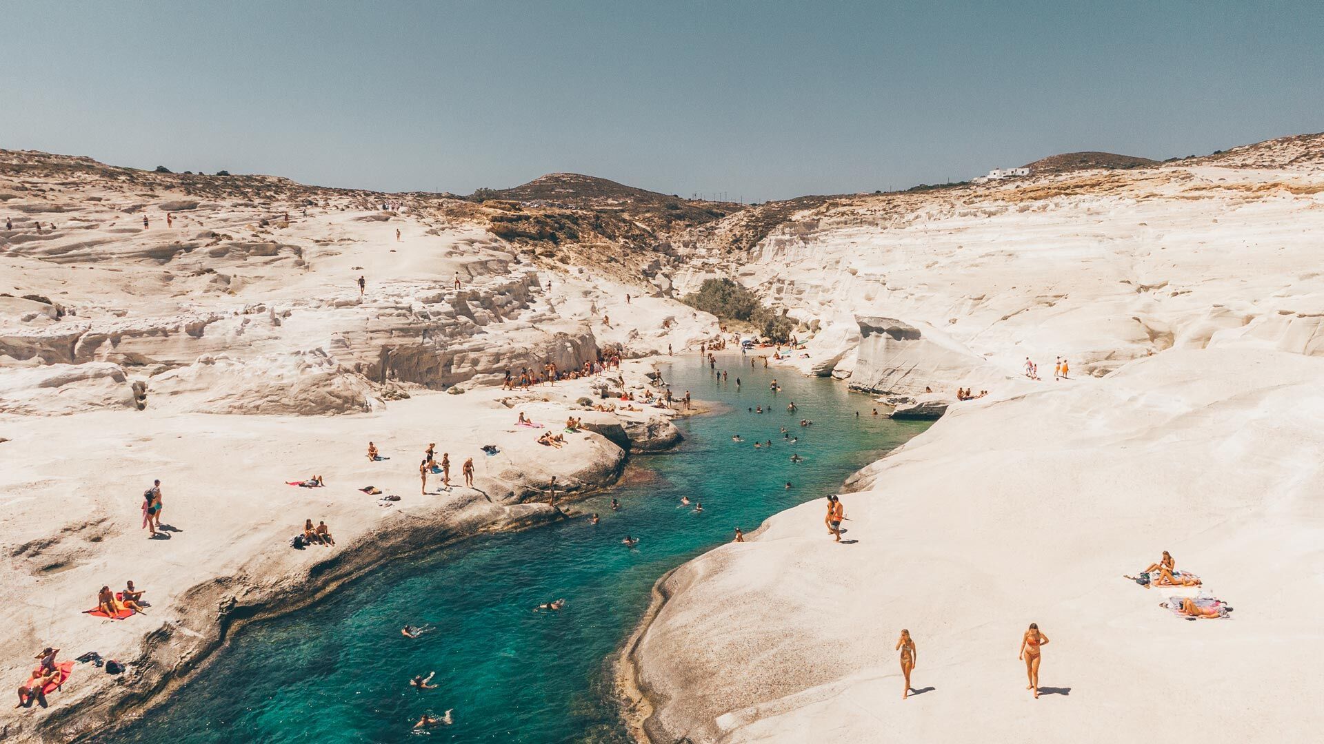 Landung Auf Der Mondlandschaft Vom Sarakiniko Strand Am Strand Discover Greece