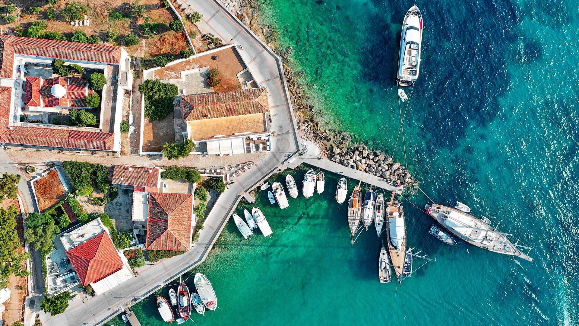 Sailing boats in Spetses from above