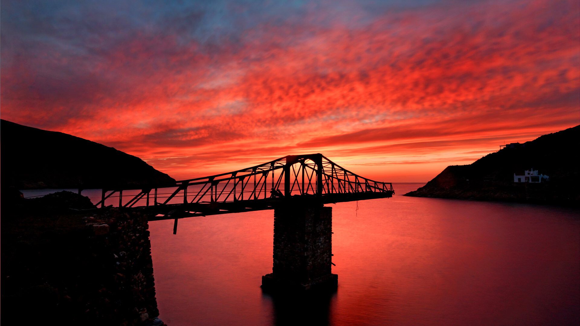 At sunset, wander over to the impressive loading rig that juts out over Megalo Livadi bay