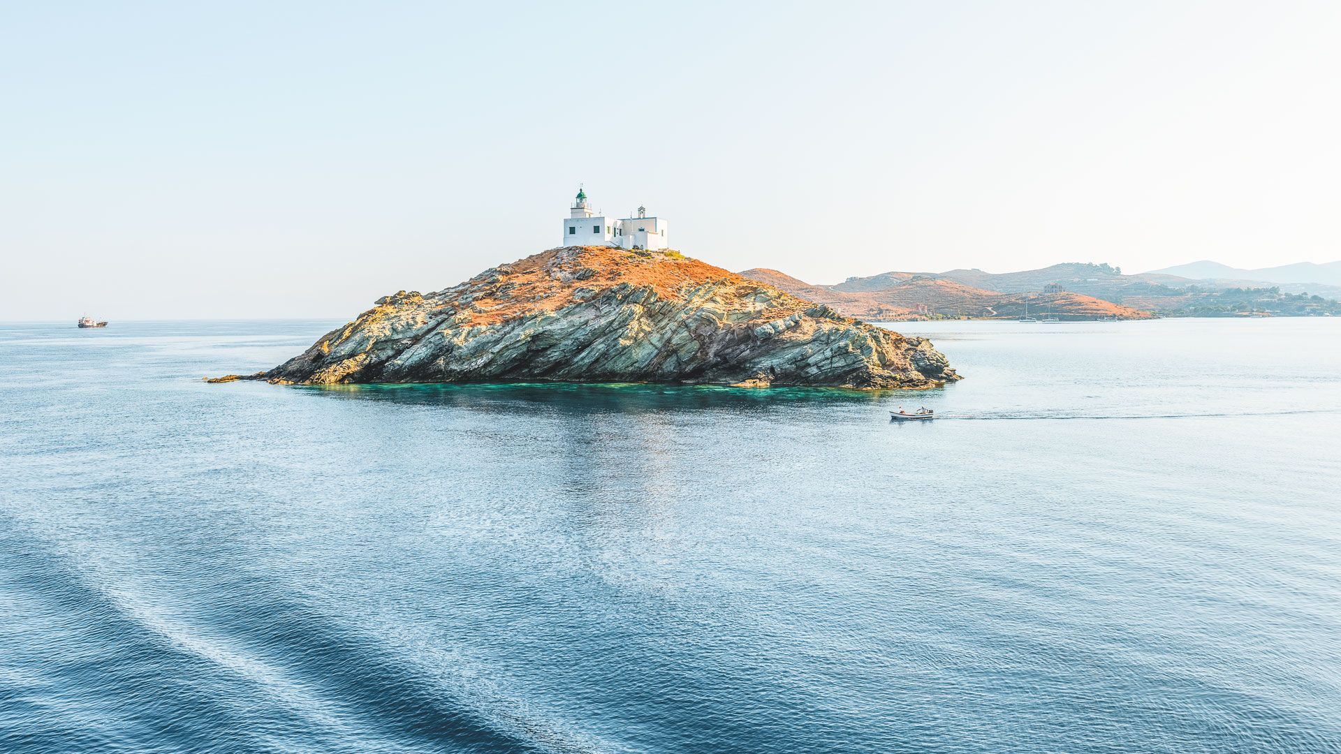3_Cosmopolitan, friendly and accessible, Tzia is just an hour away from the port of Lavrio, in eastern Attica