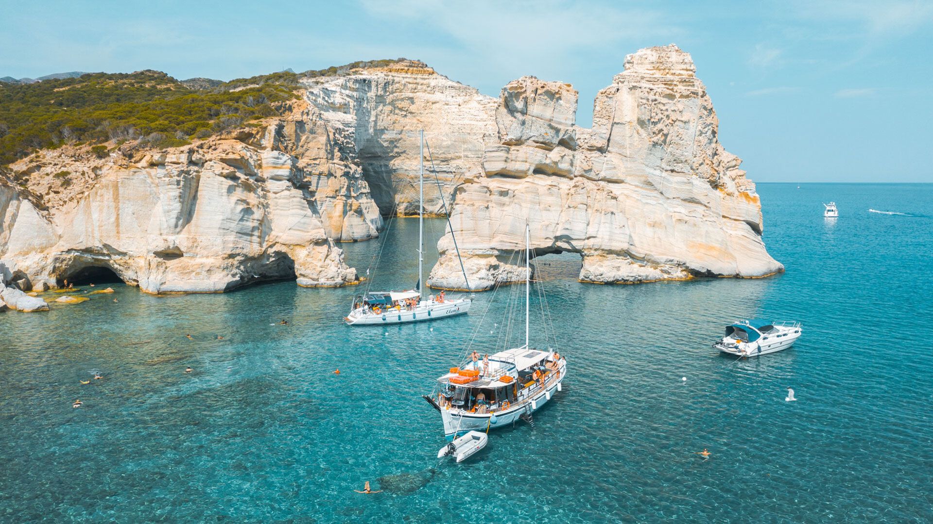 Milos’un güzel plaj ve koyları 