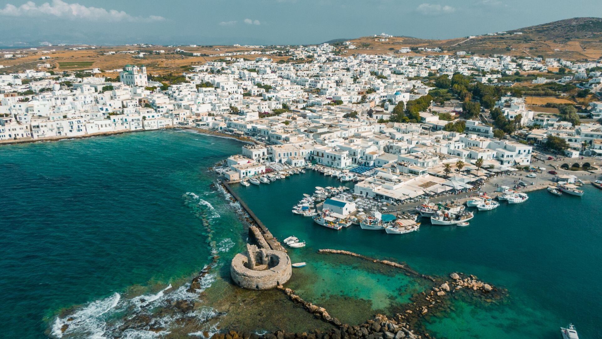 Strolling through the port of Naoussa, you’re instantly struck by the remnants of the Venetian Castle (Kastelli)_Landscape