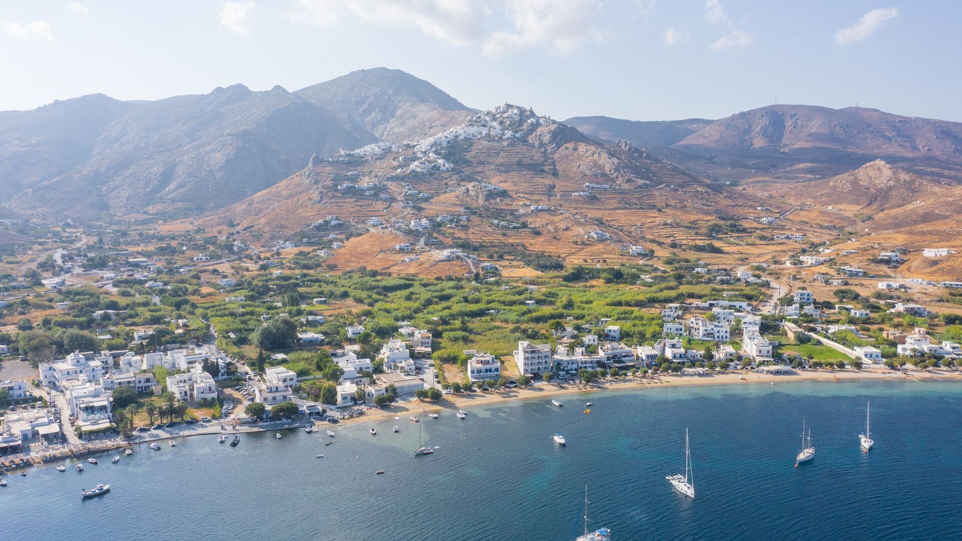 Livadakia beach, situated less than 500m from the port of Serifos, with golden sand and plenty of trees