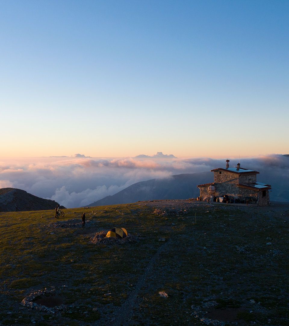 Olimpos Dağı'nda bulutların üzerinde bir sığınak